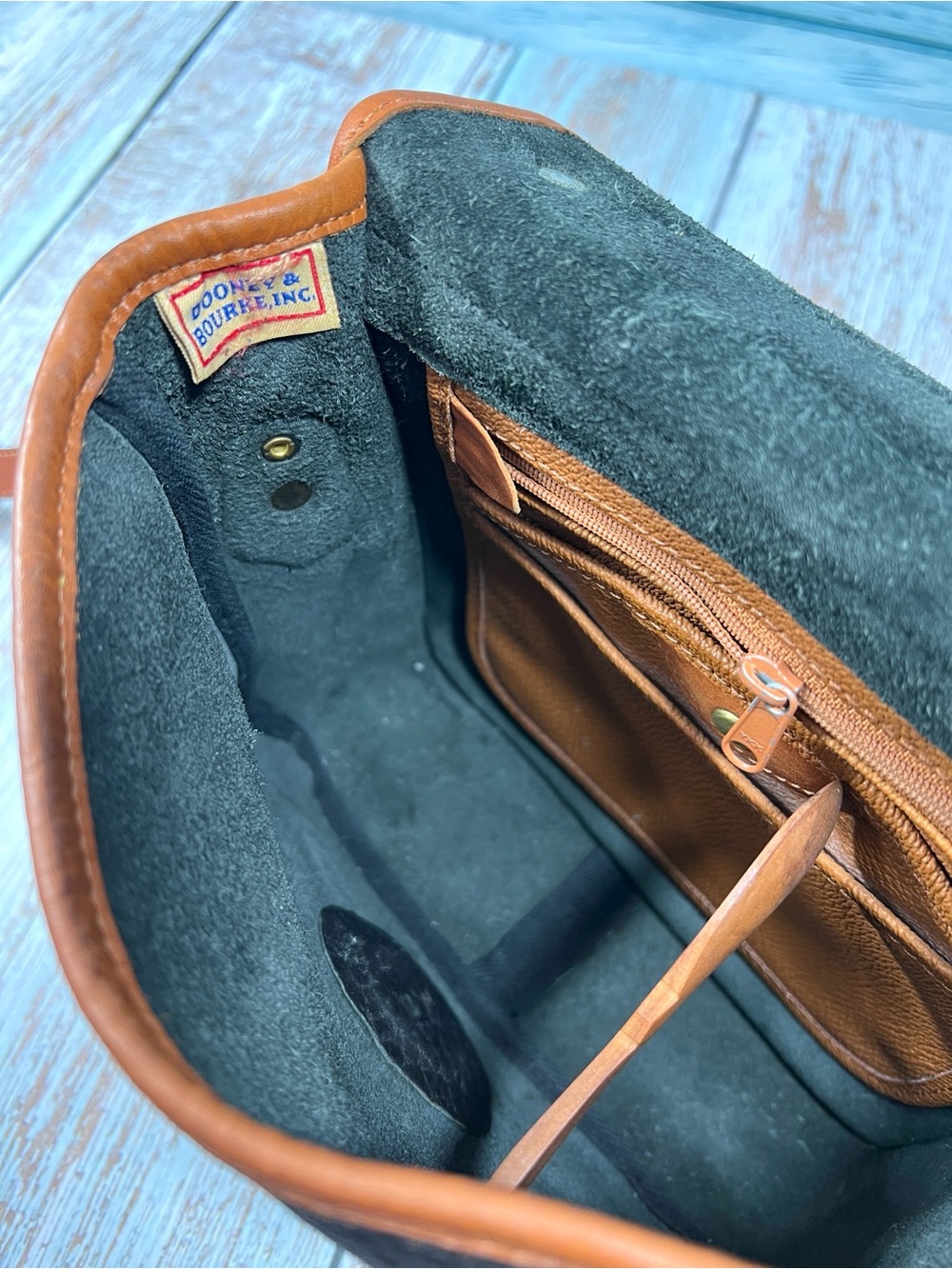 🦆 DOONEY & BOURKE BLACK AND TAN PEBBLE LEATHER SMALL CARRIER TURNLOCK CROSSBODY - Picture 10 of 14